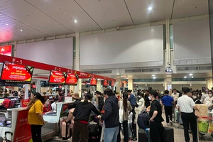 Hơn 156.000 hành khách qua sân bay Tân Sơn Nhất ngày 12-2