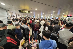 Ngày 26 Tết: sân bay Tân Sơn Nhất lập kỷ lục đón khách, nhà ga hầu như không còn chỗ trống 