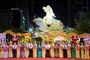 Khai mạc Đường hoa Nguyễn Huệ Tết Bính Ngọ 2026