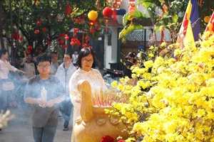 Người dân TP.HCM đi chùa cầu an sáng mùng 1 Tết Bính Ngọ