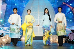 Ngắm hàng trăm bộ áo dài khoe sắc trong đêm khai mạc Lễ hội Áo dài TP.HCM