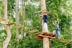 Khách đổ về địa đạo Củ Chi trải nghiệm zipline, vườn thú mini