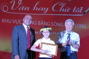 Cô bé 'thích làm mẹ' đạt giải nhất Văn hay - chữ tốt ĐBSCL