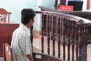 Phát hiện 'yêu râu xanh' từ việc con mặc quần trái