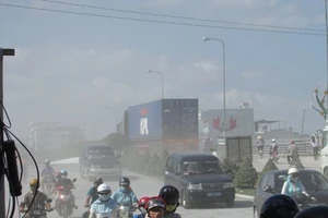 'Nín thở' chạy qua đoạn đường đang thi công