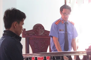 Đi hát karaoke 'chôm' luôn máy tính chọn bài