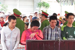 Cha mẹ khóc ngất khi nghe con bị tuyên án tử hình 