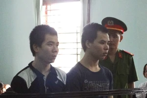 Hai anh em ruột chậm phát triển cùng hầu tòa vì hiếp dâm trẻ em