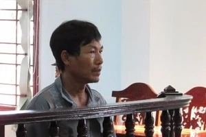 Công an 'dỏm' táo tợn cướp tài sản người đi đường bị lãnh án