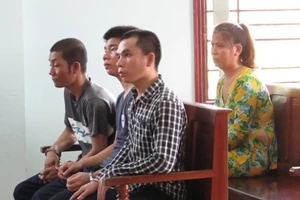 Rủ nhau 'múa lửa', cả nhóm lãnh tù nặng