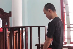 Kiểm tra tiệm cầm đồ lòi ra… tên trộm