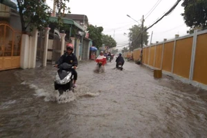 Mưa lớn, nhiều đường ở Cần Thơ lại thành sông