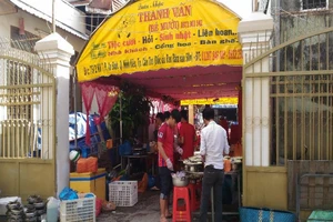 Tòa phải hoãn xử vì... đám cưới bít cổng