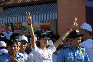 Ngắm các hoa hậu dưới nắng đổ lửa ở Cần Thơ