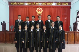 Cần Thơ: Các thẩm phán mặc áo choàng khi xét xử