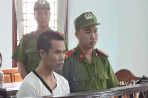 'Yêu' bé gái 12 tuổi bán vé số, lãnh 12 năm tù