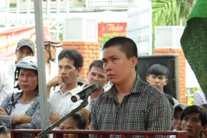 Đi tù vì đòi... hai cái đèn pin