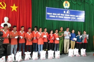 Cần Thơ: Hỗ trợ quà cho công nhân công ty bị cháy 