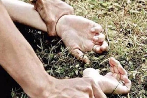 Cô bé 14 tuổi bị hiếp dâm, nằm bất tỉnh trên đường