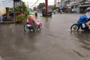 Cần Thơ: Nhiều tuyến đường ngập kéo dài như 1 dòng sông