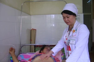 Sóc Trăng: Cắt khối u buồng trứng nặng gần 20 kg