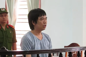 Bị người lạ đánh ngoài đường, về… đánh bà hàng xóm