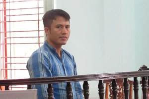 Đấm hàng xóm vỡ xương mũi vì chuyện không đâu, bị đi tù