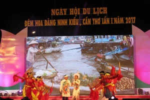 Hàng ngàn người kéo về Bến Ninh Kiều xem Đêm hoa đăng