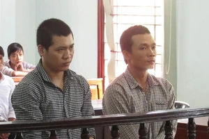 Người này khuyên uống ít thôi, người kia 'lãnh đạn'