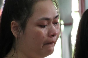 Nữ bị cáo khóc nức nở hối hận vì đã lừa tiền tỉ