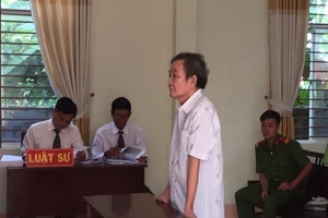 Chủ hãng nước đá dọa bắn nữ công nhân hầu tòa