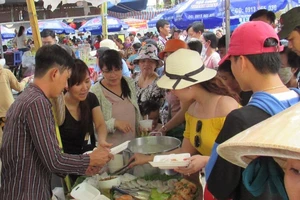 Hàng ngàn người chen nhau đến lễ hội bánh dân gian 