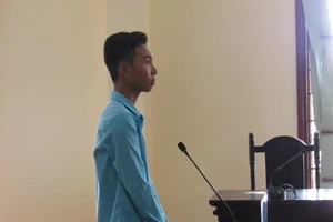 Thanh niên trợn mắt ép học sinh bỏ tiền vô... ống heo