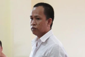 Hy hữu: Hoãn xử tử tù vì tên cha bị cáo... sai