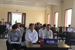 Bị cáo đòi thay kiểm sát viên vì cho rằng nói giọng khó nghe