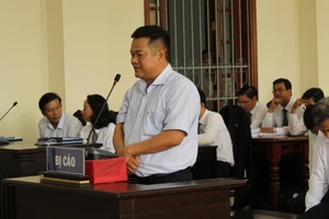 Bị cáo anh khóc xin lỗi… bị cáo em tại tòa