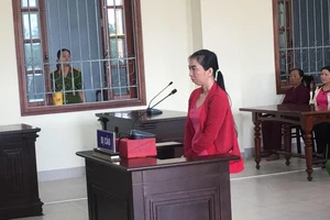 Hơn 100 hụi viên tới tòa dự phiên xử chủ hụi 