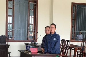 Hai con gái hầu tòa vì giải cứu cha trong vụ đánh bài ăn tiền