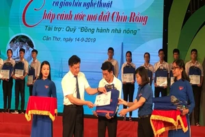 Hơn 1,7 tỉ đồng tiếp sức tân sinh viên miền Tây đến trường