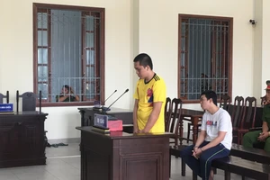 Đang ăn bún nhìn thấy cọc tiền và cái kết