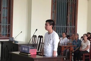 Nghiện rượu đến mức bị tâm thần, cháu cầm dao truy sát cô