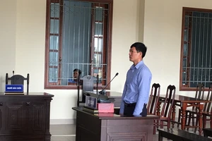 Hầu tòa vì đậu xe cản đường còn đập vỡ kính ô tô