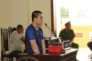 Con ra tòa, mẹ khóc xin lỗi gia đình nạn nhân