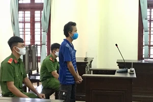 Không đeo khẩu trang còn chống đối, lãnh 9 tháng tù