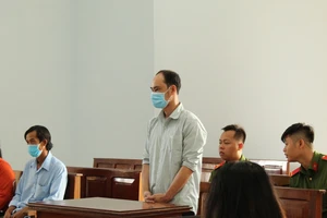 Dụ con gái của bạn ra sau vườn hiếp dâm