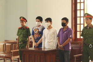 Cha bị hại tiếp tay cho bị cáo thoát tội 'yêu’ trẻ em