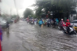 Mưa lớn gây ngập nhiều đường ở Cần Thơ 