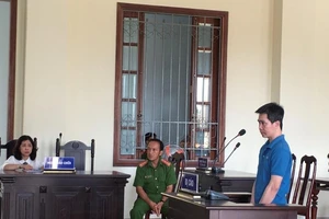  Thẩm phán nói với bị cáo ‘bắc thang lên hỏi ông trời…’