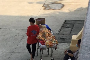 Người nhà xin cho bị hại nằm liệt giường được dự tòa