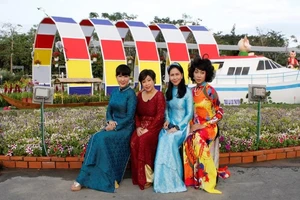 Nhóm nghệ sĩ TP.HCM 'check-in' sớm ở đường hoa Cần Thơ